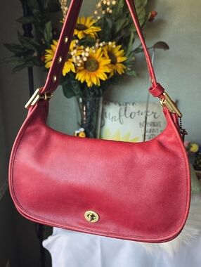 🎉💃🏽 HOST PICK 🎉❣️Coach  Crescent Bag  Rare color HTF  2002